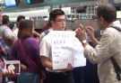 香港国际机场逐步恢复运作 港媒：超200航班取消 旅客席地而睡
